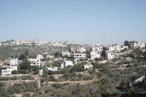 تربص علني بمنازل قرية الولجة