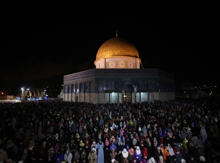 الآلاف يؤدون صلاة فجر الجمعة الثالثة من رمضان بالأقصى