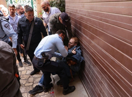 الاحتلال يقمع المسيحيين المحتفلين بسبت النور في القدس