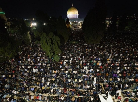 أكثر من ربع مليون مصلٍ يحيون ليلة 27 من رمضان بالأقصى