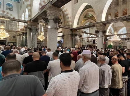 الآلاف يؤدون صلاة الفجر في الأقصى والإبراهيمي
