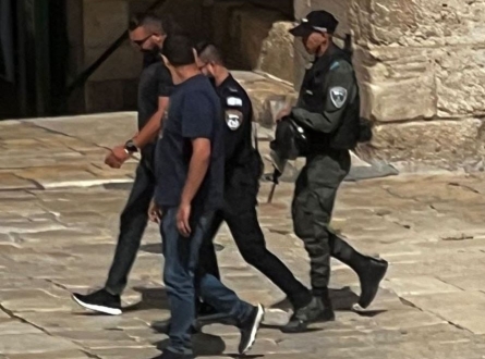 الاحتلال يعتقل 3 من موظفي المسجد الأقصى