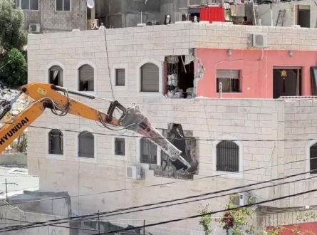 3 عائلات مقدسية جنوب الأقصى تُجبر على هدم منازلها