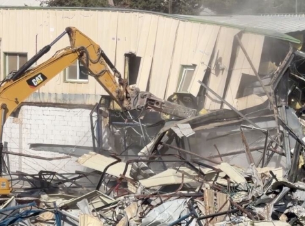 الاحتلال يهدم مقر أونروا في القدس ويرفع عليه علمه!