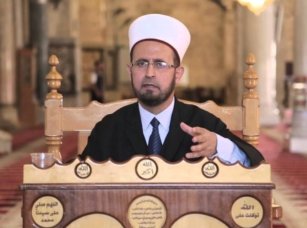 القاضي إياد العباسي يُبعد نصف عام عن الأقصى