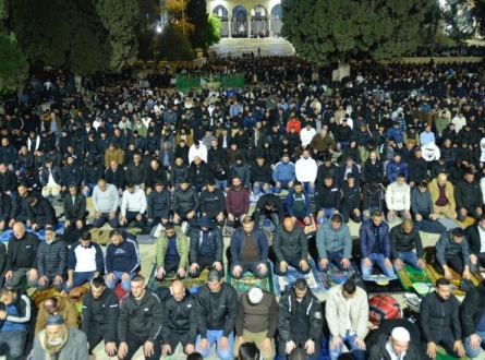 مشهد مهيب.. 100 ألف مصلٍّ يؤدون التروايح في الأقصى