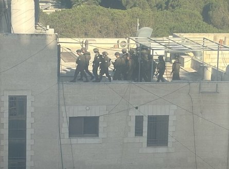 اقتحام موسع لقنلديا.. وفتحة في الجدار للحشود العسكرية